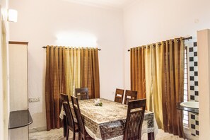 Deluxe Room, 1 Double Bed, Non Smoking | Breakfast area | Free daily continental breakfast