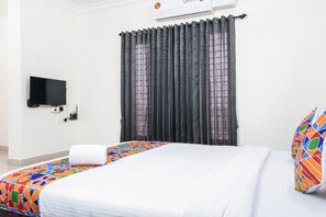 Executive Room, 1 Queen Bed, Non Smoking | Premium bedding, pillowtop beds, rollaway beds, free WiFi