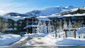 Un resort cubierto de nieve con un letrero que dice 'Juniper Springs'.