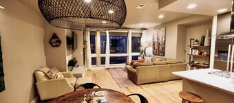 Prime LoHi Location, Hot Tub, Private Roof Deck, Walkability 