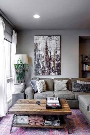 Smart TV, lareira, livros, biblioteca musical