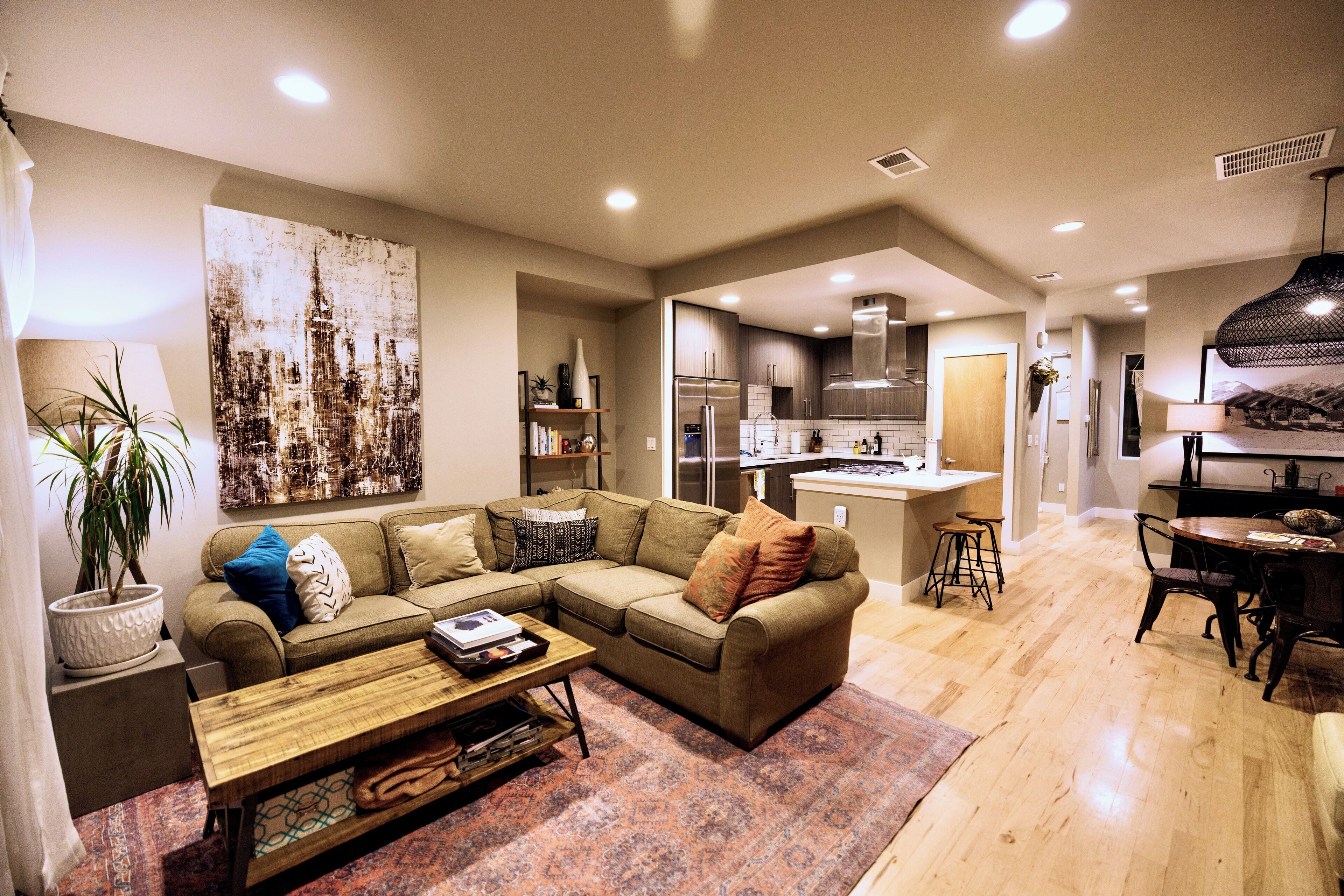 Smart TV, chimenea, libros y biblioteca musical 