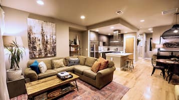 Smart TV, chimenea, libros y biblioteca musical