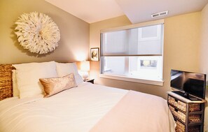 2 quartos, escrivaninha, ferros/tábuas de passar roupa