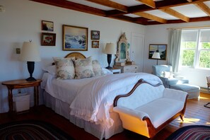 6 bedrooms, desk, iron/ironing board, free WiFi