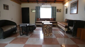 Habitación familiar | Área de sala de estar | Televisión LCD de 32 pulgadas con canales vía satélite y televisión 