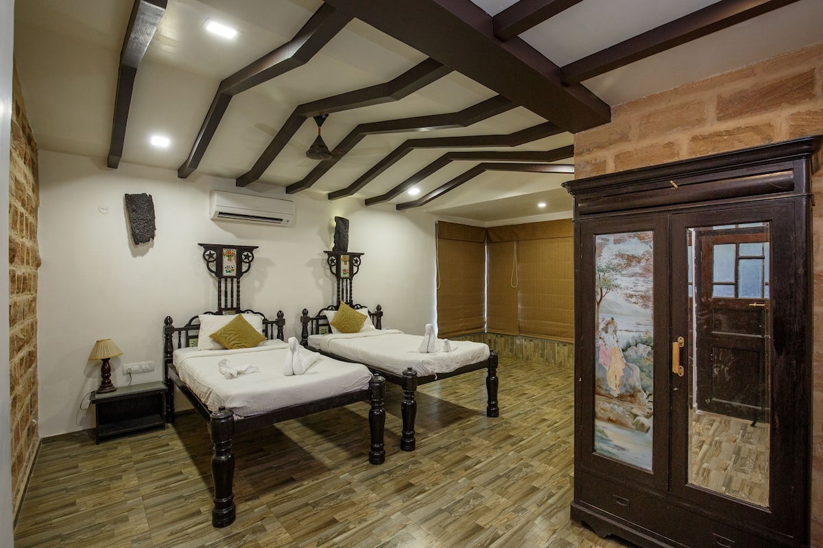 Kamar Deluks | Meja kerja, kedap suara, dan tempat tidur lipat/tambahan