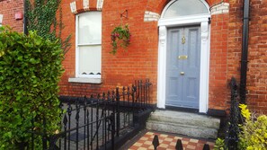 Exterior detail - Victorian Townhouse close to City Centre (Phibsborough)