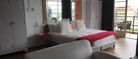 Luxury Studio, 1 Katil Raja (King) dengan Katil Sofa, City View | Ruang tamu | Pemain DVD
