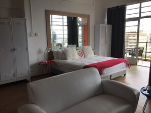 Estúdio superluxo, 1 cama King e sofá-cama, vista para a cidade | Área de estar | DVD player