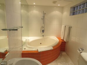 Estúdio superluxo, 1 cama King e sofá-cama, vista para a cidade | Banheiro | Banheira e chuveiro separados, banheira de hidromassagem