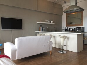 Luxury Studio, 1 King Bed with Sofa bed, City View | Living area - Manhattan Studio 914 (Cape Town)