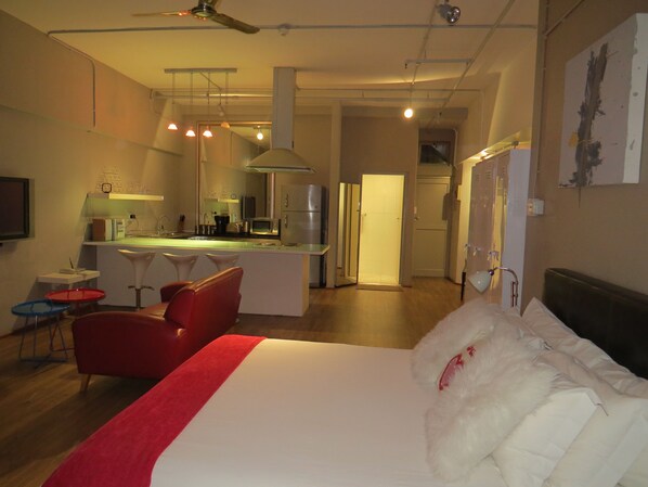 Estúdio superluxo, 1 cama King e sofá-cama, vista para a cidade | 1 quarto, roupas de cama premium, cofres nos quartos