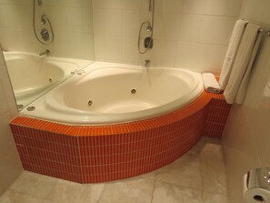 Estudio de lujo, 1 cama de matrimonio grande con sofá cama, vistas a la ciudad | Bañera de hidromasaje