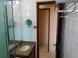 Shower - Apartment facing 08, Sky, WI FI, partial sea view. Up to 12 interest-free installments on your credit card. (Prainha)