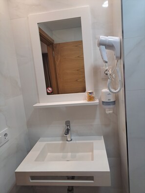 Deluxe Twin kamer, privébadkamer | Badkamer | Handdoeken