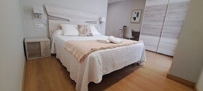 Deluxe dubbelrum - 1 queensize-säng - privat badrum | 5 sovrum, mörkläggningsgardiner, ljudisolering och gratis wi-fi