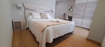 Habitación Deluxe doble, 1 cama de matrimonio, baño privado | 5 dormitorios, cortinas opacas, sistema de insonorización y wifi gratis