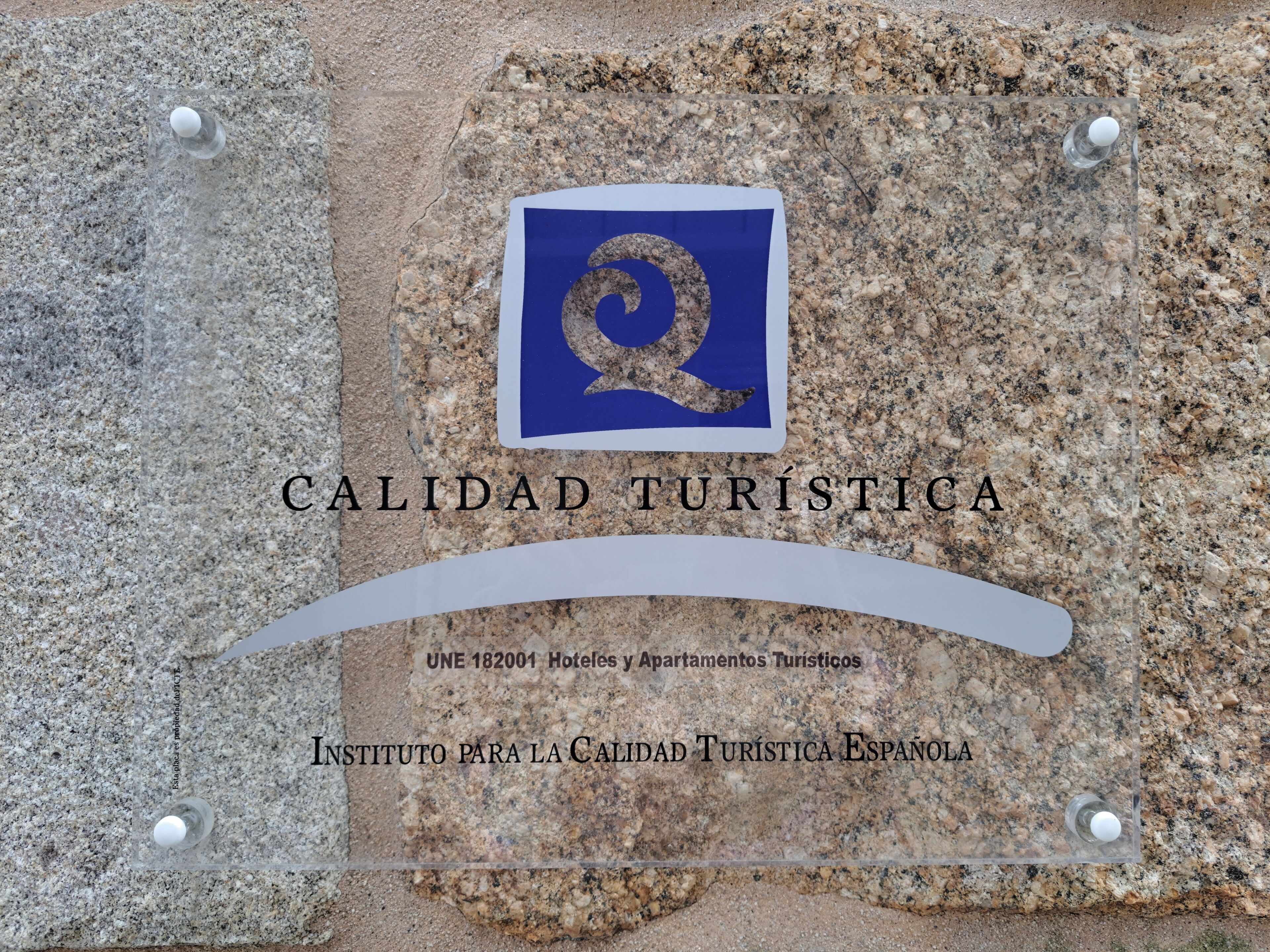 Ein Schild mit dem Text 'Calidad Turística' und 'Instituto para la Calidad Turística Española'.