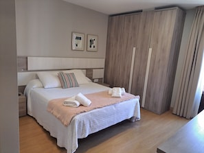 Quarto casal standard, banheiro privativo | 5 quartos, cortinas blackout, quartos à prova de som, Wi-Fi de cortesia
