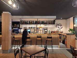 Petit déjeuner, déjeuner et dîner servis sur place