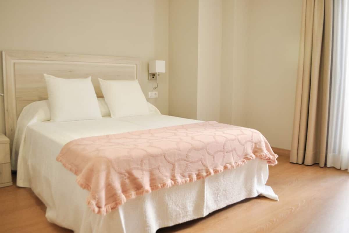 5 bedrooms, blackout drapes, soundproofing, free WiFi
