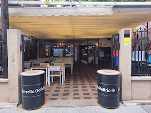 Petit déjeuner, déjeuner et dîner servis sur place