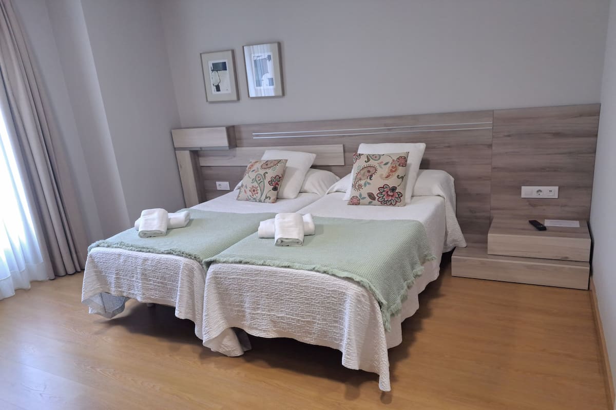 Habitación Deluxe con 2 camas individuales, baño privado | 5 habitaciones, cortinas blackout, insonorización y wifi gratis