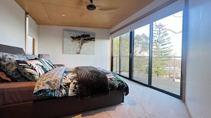 4 bedrooms, iron/ironing board, free WiFi