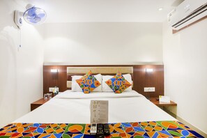 أغطية فراش متميزة وخزنة داخل الغرفة ومكتب وتجهيزات عازلة للصوت