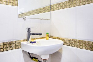 Habitación Deluxe, 1 cama matrimonial, para no fumadores | Baño | Regadera y toallas 