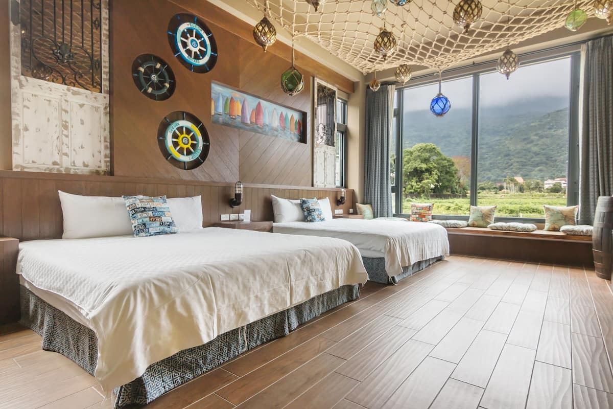Camera quadrupla, vista montagna | Con stile personalizzato, con arredamento individuale, una scrivania