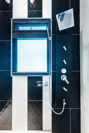 Quadruple Room, Balcony | Bathroom