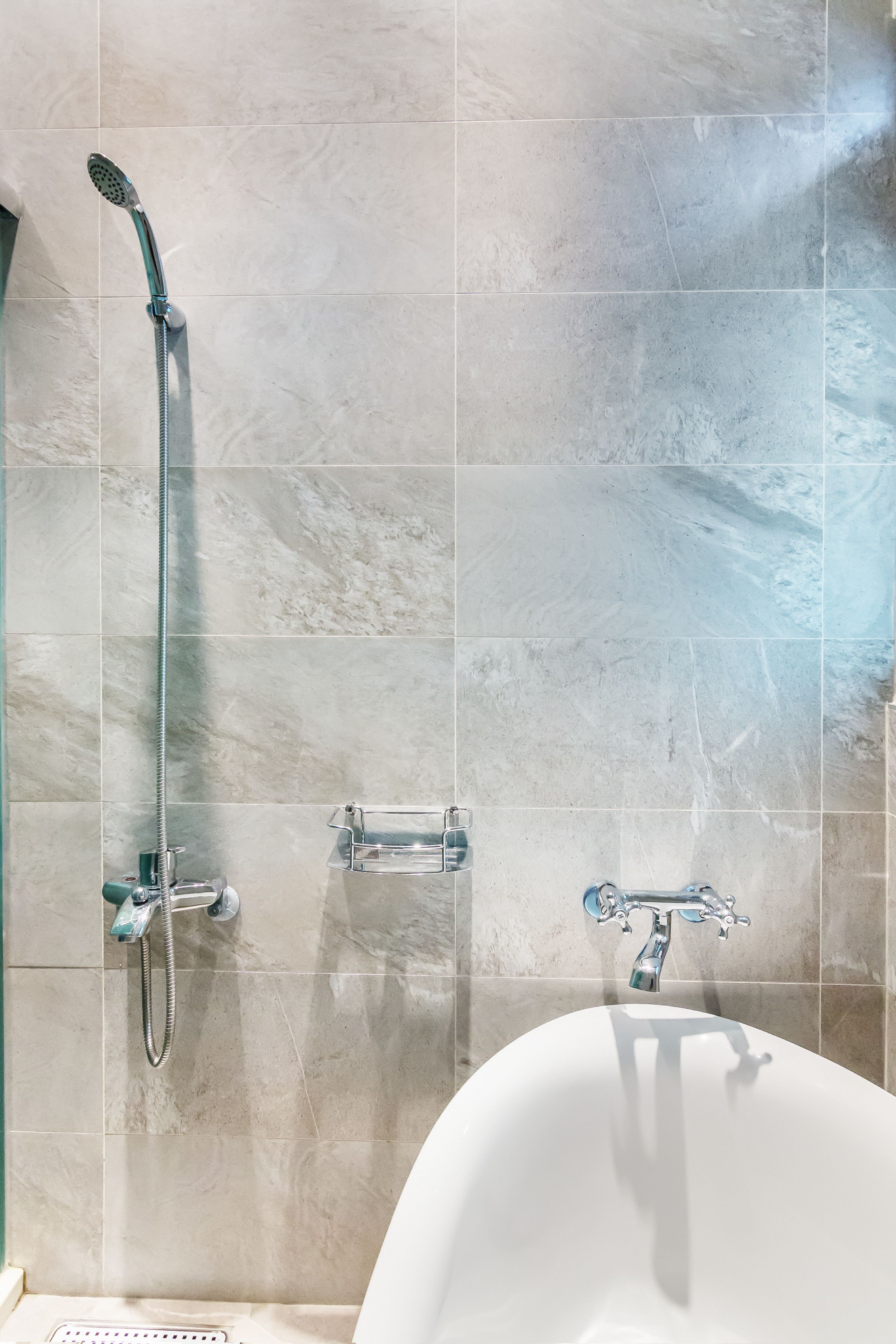 Un baño con bañera, ducha e inodoro.