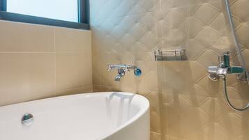 Deep-soaking bathtub, hydromassage showerhead, free toiletries