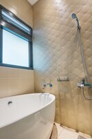 Deep soaking tub, hydromassage showerhead, free toiletries, hair dryer