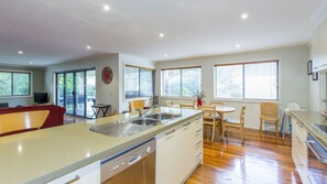 Fridge, microwave, oven, stovetop - Surfside Getaway in Picturesque Inverloch (Inverloch)