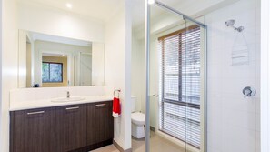 Bathtub - Surfside Getaway in Picturesque Inverloch (Inverloch)