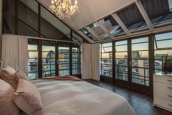 2 bedrooms, in-room safe, iron/ironing board, free WiFi - Manhattan Penthouse (Cape Town)