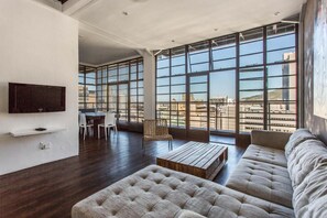 TV, Netflix - Manhattan Penthouse (Cape Town)