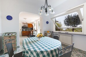 Villa, 3 chambres | Restauration dans la chambre