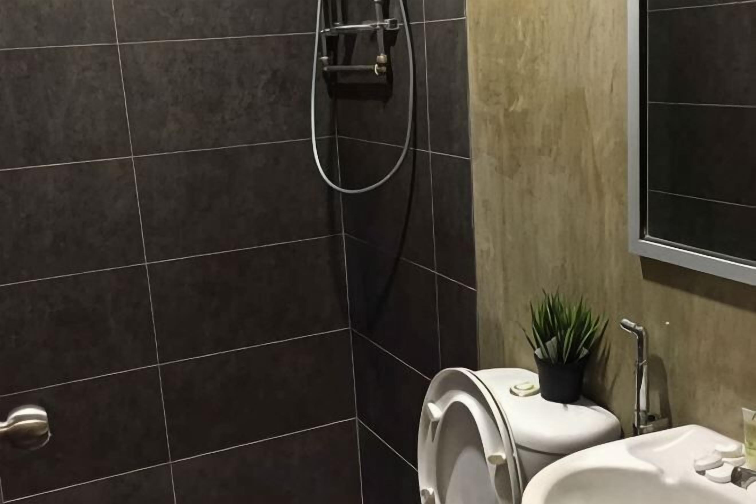 Dusche, kostenlose Toilettenartikel, Handtücher