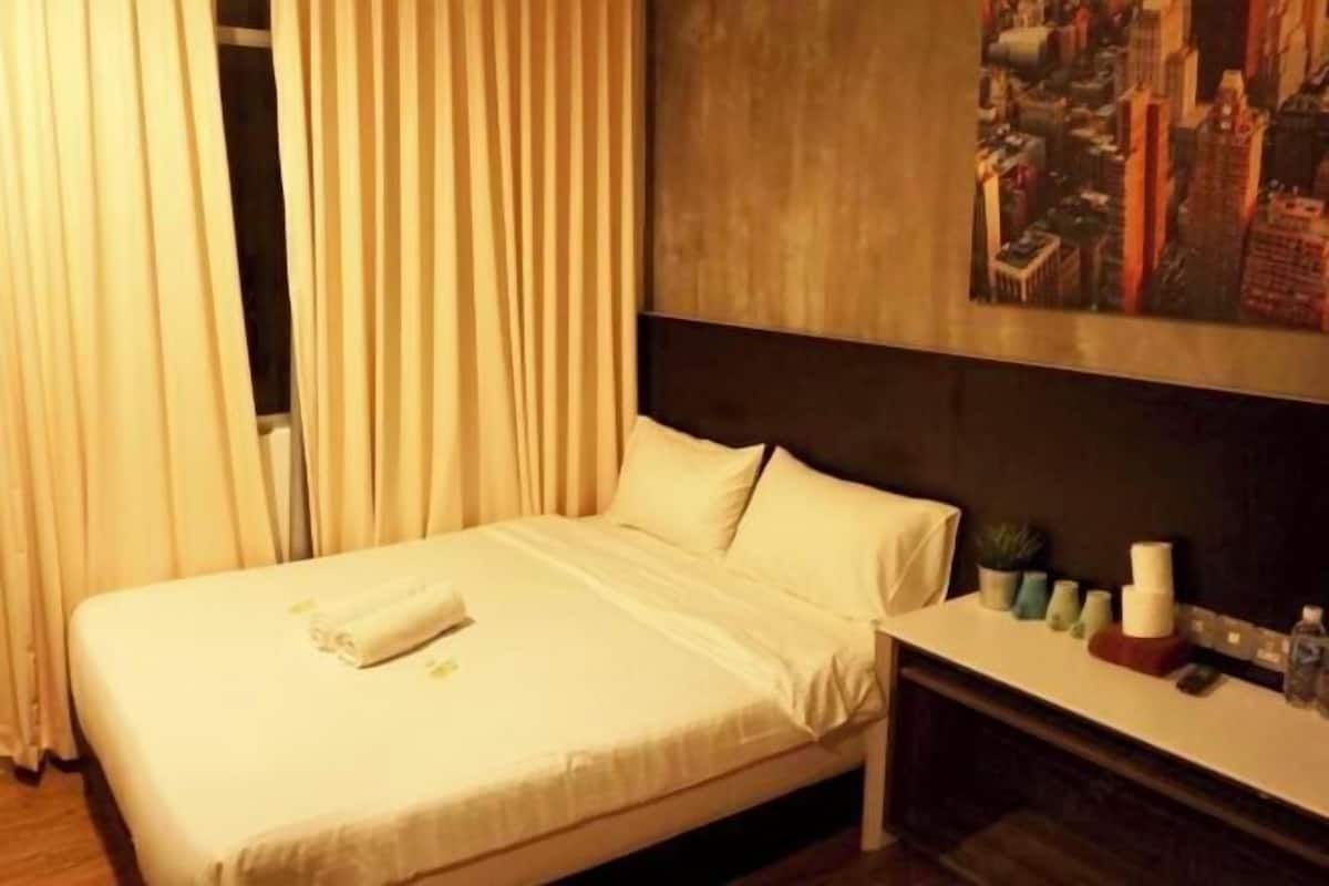 Free WiFi, bed sheets