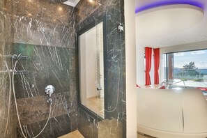 Vila | Kamar mandi | Bathtub dan shower terpisah dan bathtub dengan aliran air