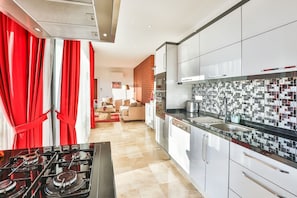 Villa | Cuisinette privée | Réfrigérateur grande capacité avec congélateur, four à micro-ondes