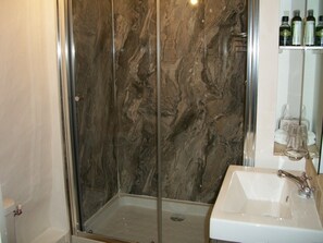 Traditional-Doppelzimmer, 1 King-Bett, Nichtraucher | Badezimmer | Dusche, kostenlose Toilettenartikel, Haartrockner, Handtücher