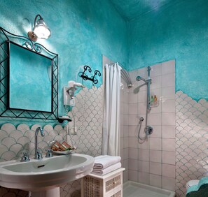 Villa, plusieurs chambres | Salle de bain | Douche, douche à « effet pluie », sèche-cheveux, serviettes fournies