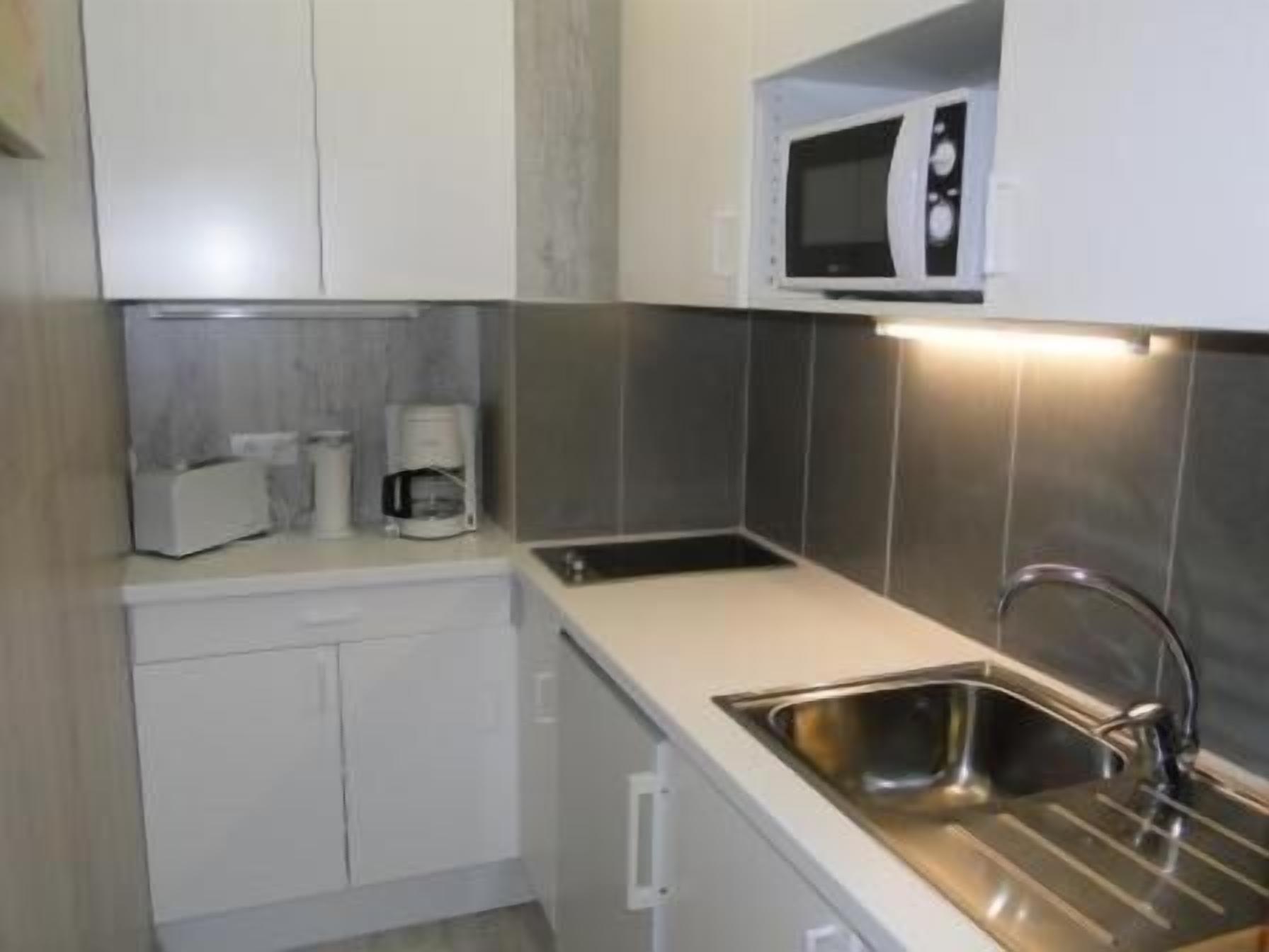 Full-sized fridge, microwave, dishwasher, coffee/tea maker