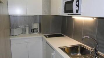 Full-sized fridge, microwave, dishwasher, coffee/tea maker