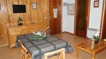 Lemari es besar, microwave, dan mesin pencuci piring